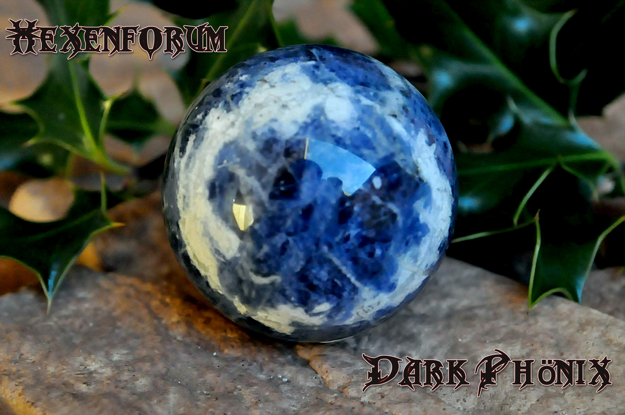 Hexenzeitung und Magierzeitung Dark Phönix Heilsteine und Mineralien Hexenzeitung und Magierzeitung Dark Phönix Bild mit Sodalith Halbedelsteinkugel