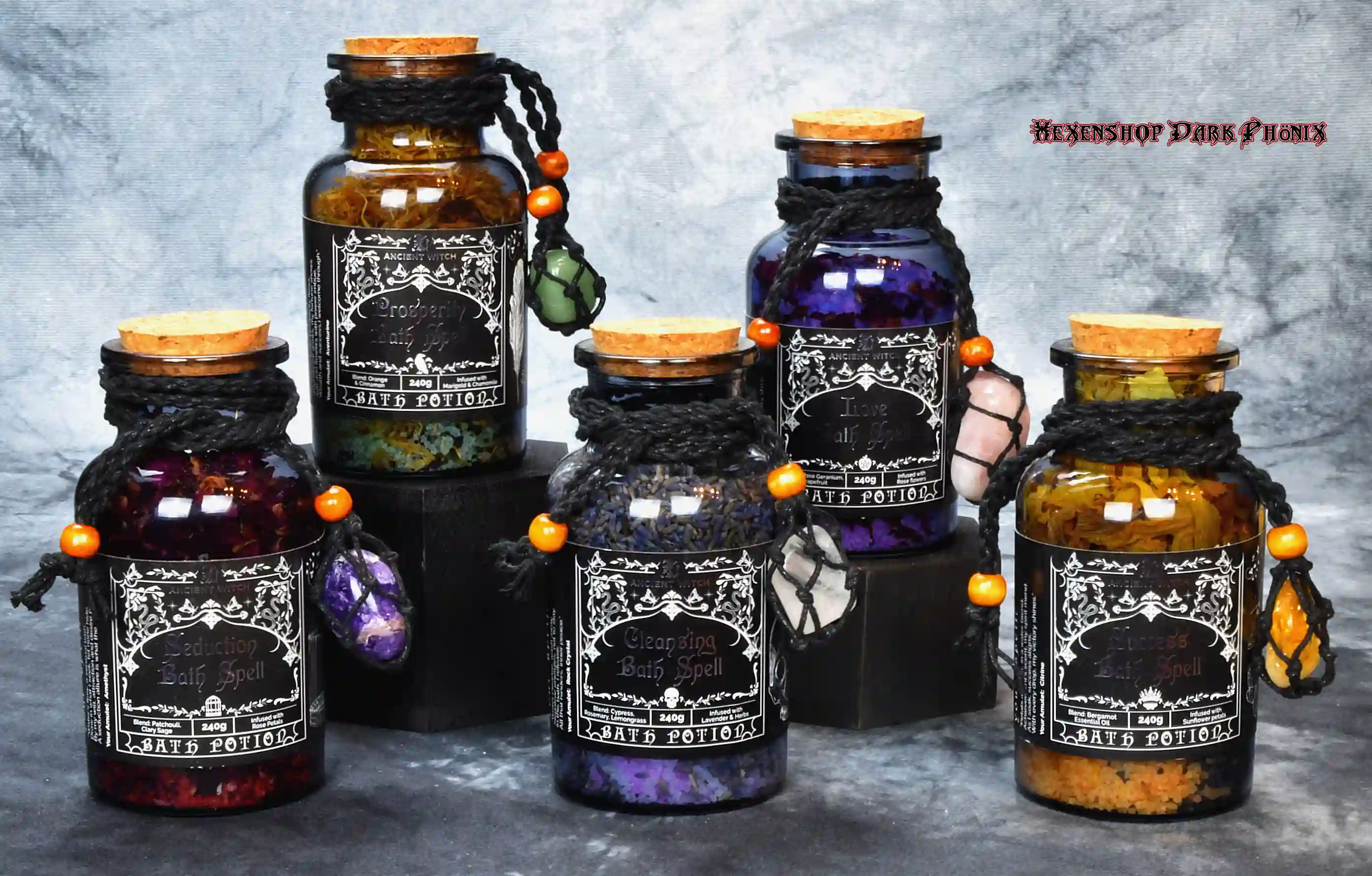 Hexenshop Dark Phönix. Fünf Gläser magisches Badezaubersalz von Ancient Witch mit Himalaya-Salz, getrockneten Blüten und passenden Halbedelstein-Anhängern für Reinigung, Liebe, Erfolg, Wohlstand und Verführung.