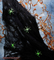 Preview: Hexenshop Dark Phönix Schwarzes Deko Dehnungs Spinnennetz 40g mit vier Glow in the Dark Spinnen