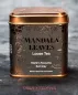 Preview: Kupferfarbene, kunstvoll verzierte Teedose von Mandala Leaves mit dem Etikett „Merlin’s Lieblings Earl Grey“ vor dunklem Hintergrund.