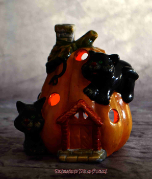 Hexenshop Dark Phönix Vintage Kürbishaus mit zwei schwarzen Katzen Teelichthalter