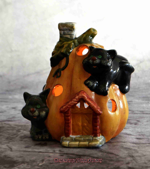Hexenshop Dark Phönix Vintage Kürbishaus mit zwei schwarzen Katzen Teelichthalter