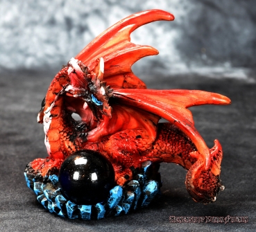 Kleiner roter Drache mit Kugel Figur