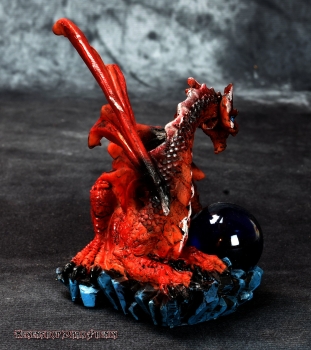 Kleiner roter Drache mit Kugel Figur
