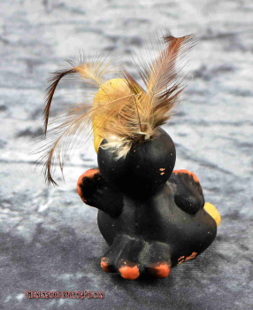 Hexenshop Dark Phönix Vintage Lachend winkende schwarze Rabe Figur mit Federn Keramik