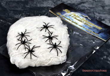 Hexenshop Dark Phönix Weißes Deko Spinnennetz 50g mit sechs schwarzen Spinnen