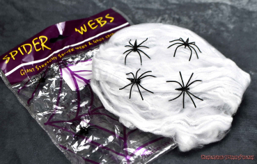 Hexenshop Dark Phönix Weißes Großes Deko Dehnungs Spinnennetz mit vier schwarzen Spinnen