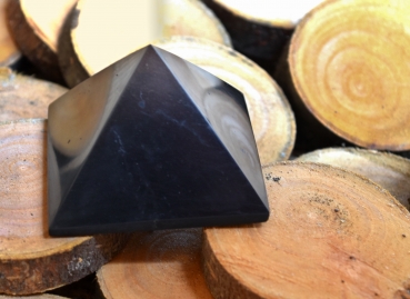Hexenshop Dark Phönix Schungit Pyramide Klein Halbedelstein