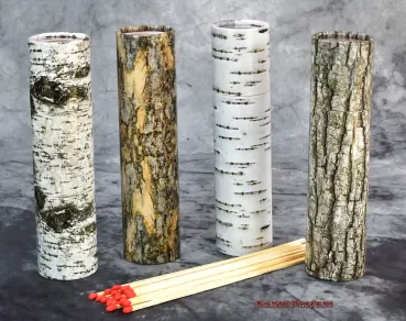 Hexenshop Dark Phönix Vier runde Packungen langer Kaminstreichhölzer vom Hexenshop Dark Phönix, verziert mit Baumrinden-Motiven von Graupappel, Moorbirke, Stieleiche und Kiefer