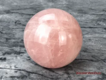 Hexenshop Dark Phönix Rosenquarz Halbedelsteinkugel Ø 8,5cm