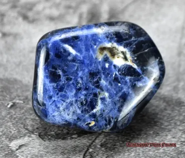 Hexenshop Dark Phönix Sodalith Trommelstein  53g bis 82g Halbedelstein