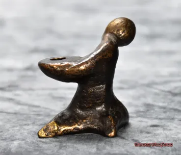 Preview: Hexenshop Dark Phönix Vintage Bronze Skulptur Kerzenständer Kniender Junge