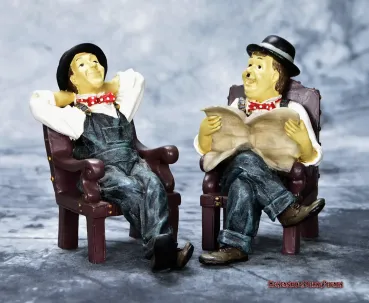 Hexenshop Dark Phönix Vintage Sammlerfiguren Set Dick und Doof im Stuhl sitzend und Zeitung lesen