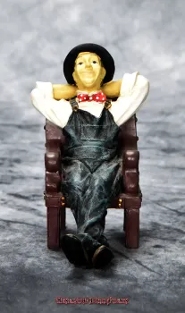 Hexenshop Dark Phönix Vintage Sammlerfiguren Set Dick und Doof im Stuhl sitzend und Zeitung lesen