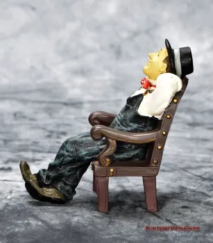 Hexenshop Dark Phönix Vintage Sammlerfiguren Set Dick und Doof im Stuhl sitzend und Zeitung lesen