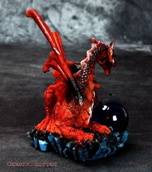 Kleiner roter Drache mit Kugel Figur