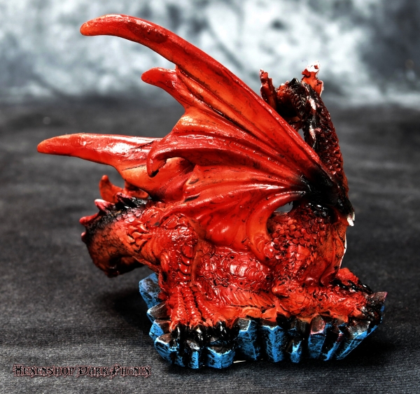 Kleiner roter Drache mit Kugel Figur
