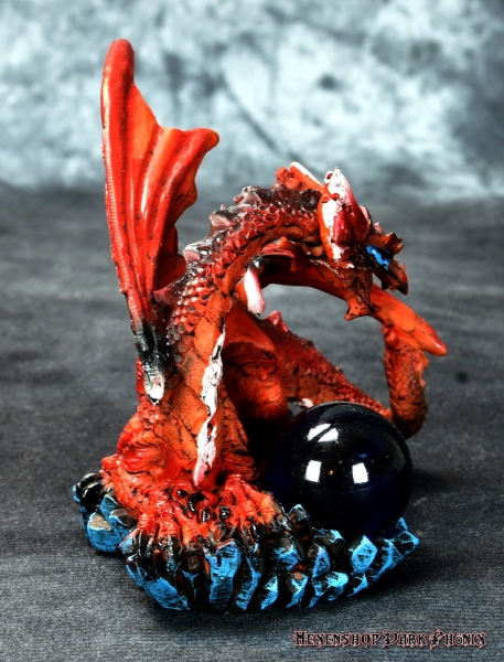 Kleiner roter Drache mit Kugel Figur