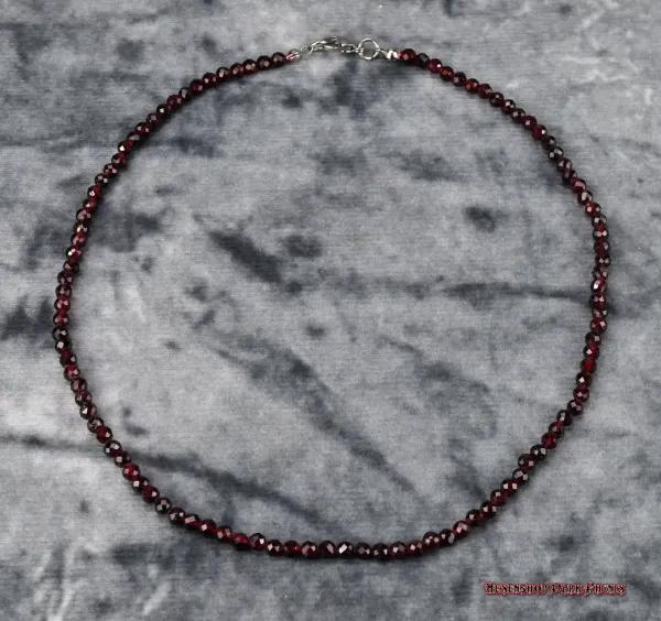 Hexenshop Dark Phönix Granat Halbedelsteinkette facettiert 4 mm