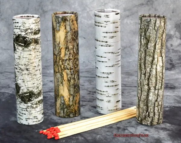 Hexenshop Dark Phönix Vier runde Packungen langer Kaminstreichhölzer vom Hexenshop Dark Phönix, verziert mit Baumrinden-Motiven von Graupappel, Moorbirke, Stieleiche und Kiefer