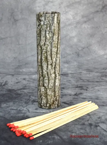 Hexenshop Dark Phoenix Kaminstreichhölzer in runder Dose mit rustikalem Eichenrinden-Dekor, 21,5 cm Höhe, ideal als magisches Geschenk.