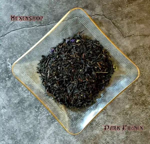 Kupferfarbene, kunstvoll verzierte Teedose von Mandala Leaves mit dem Etikett „Merlin’s Lieblings Earl Grey“ vor dunklem Hintergrund.