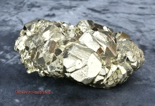 Einzigartige Pyrit Stufe 876g mit Bergkristall Einschlüssen – Hexenshop Dark Phönix