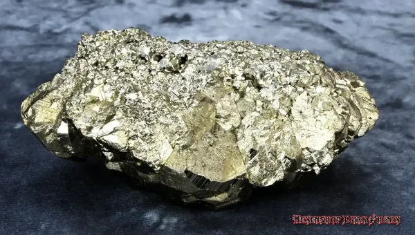 Einzigartige Pyrit Stufe 876g mit Bergkristall Einschlüssen – Hexenshop Dark Phönix