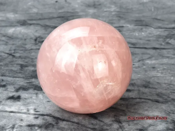 Hexenshop Dark Phönix Rosenquarz Halbedelsteinkugel Ø 8,5cm