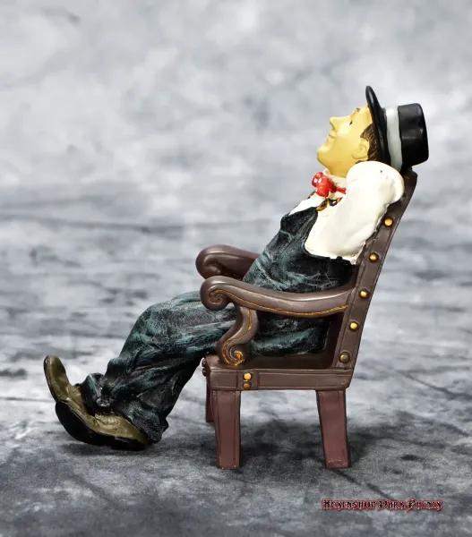 Hexenshop Dark Phönix Vintage Sammlerfiguren Set Dick und Doof im Stuhl sitzend und Zeitung lesen