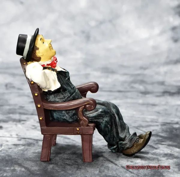 Hexenshop Dark Phönix Vintage Sammlerfiguren Set Dick und Doof im Stuhl sitzend und Zeitung lesen