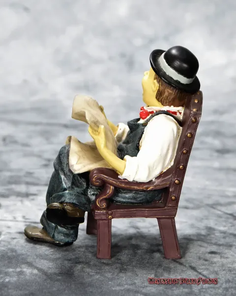 Hexenshop Dark Phönix Vintage Sammlerfiguren Set Dick und Doof im Stuhl sitzend und Zeitung lesen