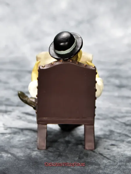 Hexenshop Dark Phönix Vintage Sammlerfiguren Set Dick und Doof im Stuhl sitzend und Zeitung lesen