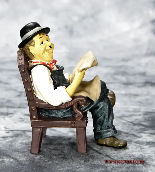 Hexenshop Dark Phönix Vintage Sammlerfiguren Set Dick und Doof im Stuhl sitzend und Zeitung lesen