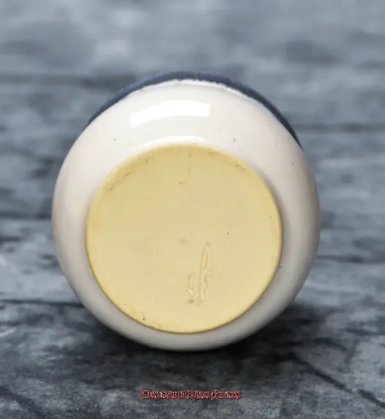 Hexenshop Dark Phönix Vintage weißer Teelichthalter mit Herzen und blauem Rand