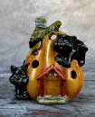Hexenshop Dark Phönix Vintage Kürbishaus mit zwei schwarzen Katzen Teelichthalter