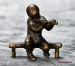 Hexenforum Dark Phönix Vintage Bronze-Skulptur Flötenspieler auf Bank